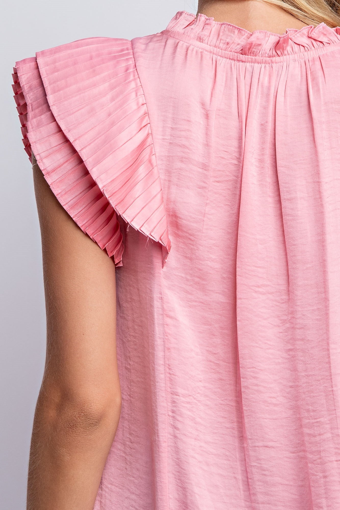 SOLID PLEATED SLEEVE TOP
