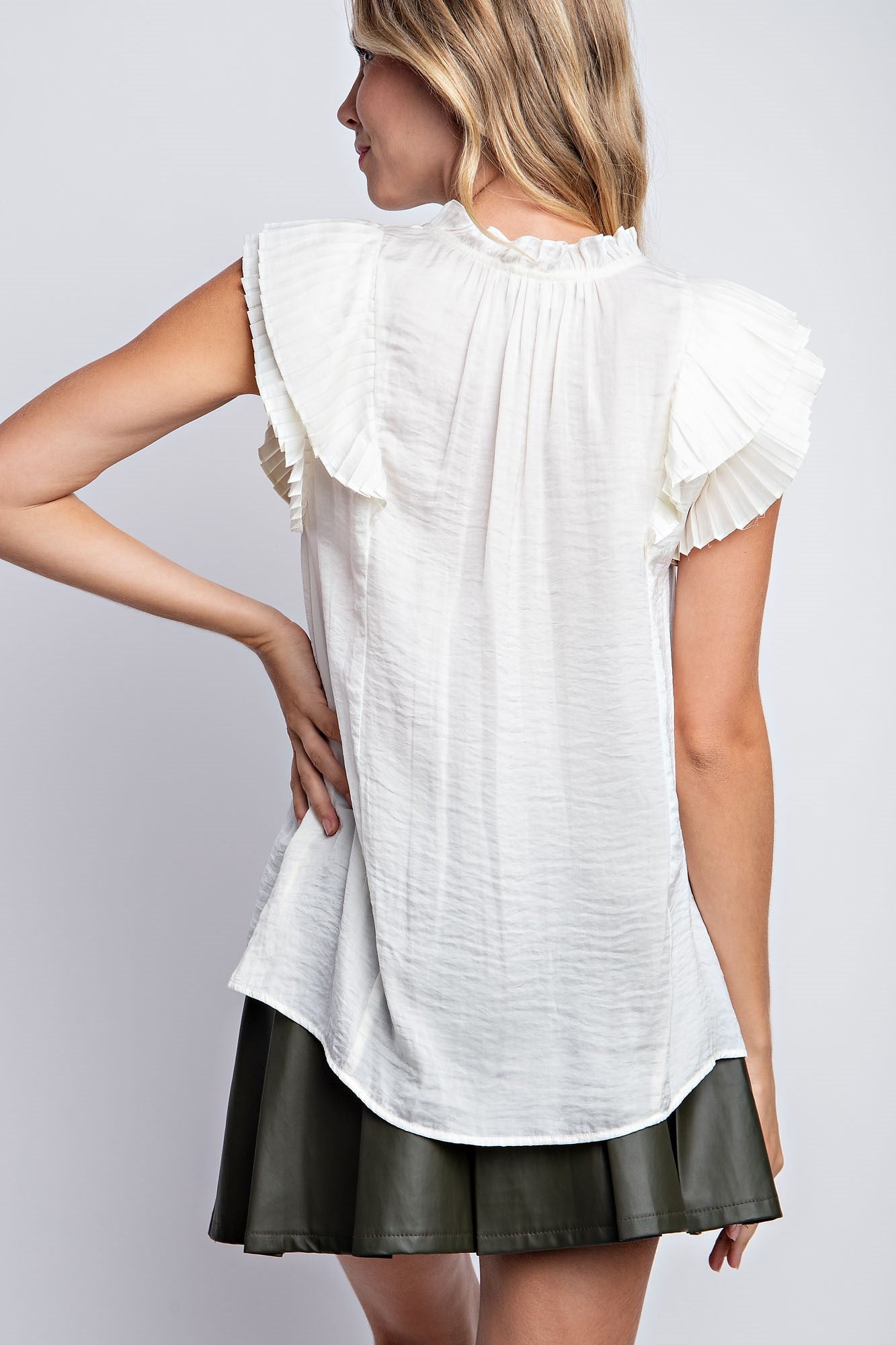 SOLID PLEATED SLEEVE TOP